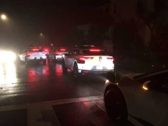 谷歌旗下五辆Waymo无人驾驶出租车被雾霾困住 其中四辆汽车停在第一车道上