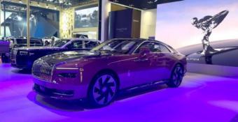 劳斯莱斯首款纯电动车闪灵国内首秀：起售价575万元 预计将在今年第四季度交付
