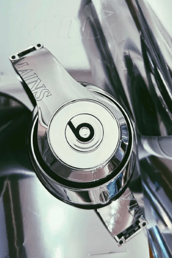 Beats宣布与英国音乐人Skepta主理品牌MAIN推出合作款耳机 目前具体名称和价格未知