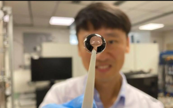 新加坡科学家发明用眼泪充电的超薄电池 能够在接触含盐水溶液时储存电能