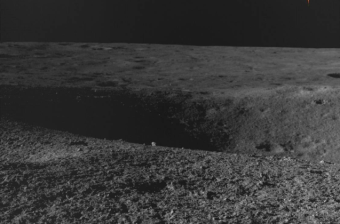 印度ISRO现已公布月船三号探测器传回的月表图像 前方3米处碰到了一个直径4米的陨石坑