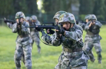 西安交大学生利用3D打印技术打印出的一款训练枪扳机 为新生参加的军训增添了别样精彩