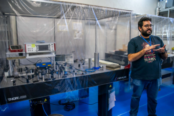 UFRJ物理研究所超光谱激光实验室研究人员开发出低温下捕获离子创新技术