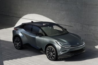 丰田推出全新纯电SUV 前脸采用了造型夸张的贯穿式日行车灯