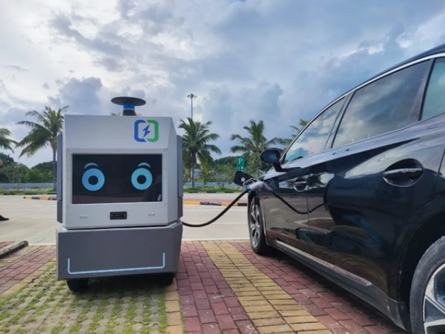 太萌！海南一高速服务区启用移动充电机器人：一键召唤到车位