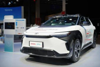 小马智行与丰田合作首款纯电自动驾驶出租车概念车亮相 车顶采用了Robotaxi专属的灯语设计