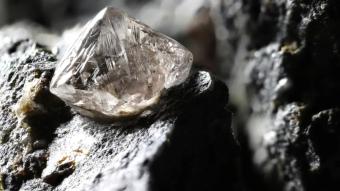科学家制造了一种像钻石一样坚硬的超坚韧物质