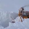 新疆雪崩积雪最深处超5米 强降雪过后的艰难抢通