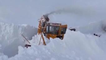 新疆雪崩积雪最深处超5米 强降雪过后的艰难抢通