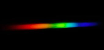 研究团队使用水作为超宽带白光激光的非线性介质