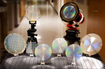 研究人员开发直径为10厘米玻璃超透镜 可高分辨率对太阳、月亮和遥远的星云成像