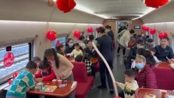 高铁有遛娃车厢了 儿童欢笑悠然车厢