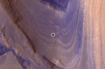 好奇号火星车正在火星上爬过戏剧性的条纹地形