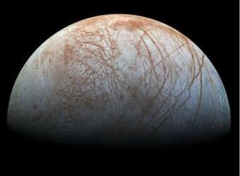 行星科学家使用物理学和撞击坑的图像来测量木卫二上的冰层厚度