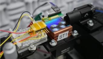 研究人员开发了将光转换为微波的紧凑型芯片