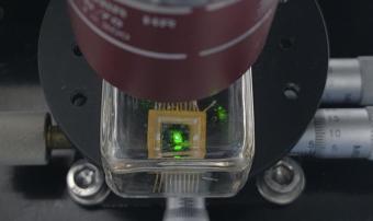 研究表明晶体上的图案可以使光电探测器的光灵敏度增加一倍
