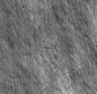 美国宇航局发现绕月飞行的物体