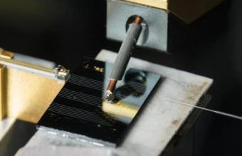 Microcomb推出基于芯片的强大激光器的简化设计