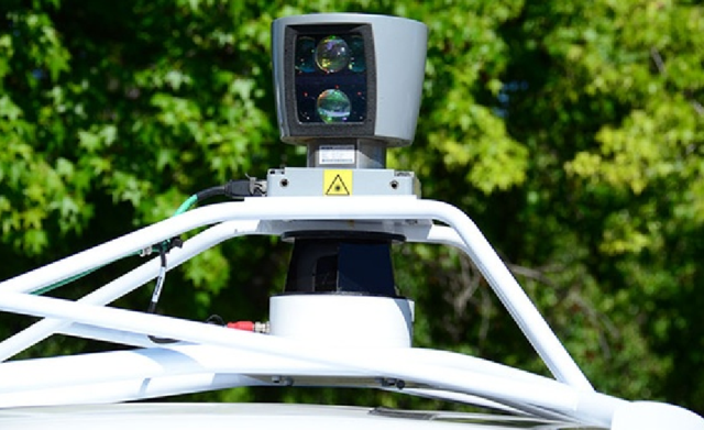 无人驾驶汽车顶上的摄像头和激光记录仪